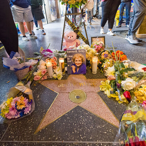 Betty sai tähden Hollywood Walk of Famelle vuonna 1988. Fanit ovat muistelleet edesmennyttä näyttelijää viime päivien aikana. Betty white tähti Hollywood Walk of Famelle
