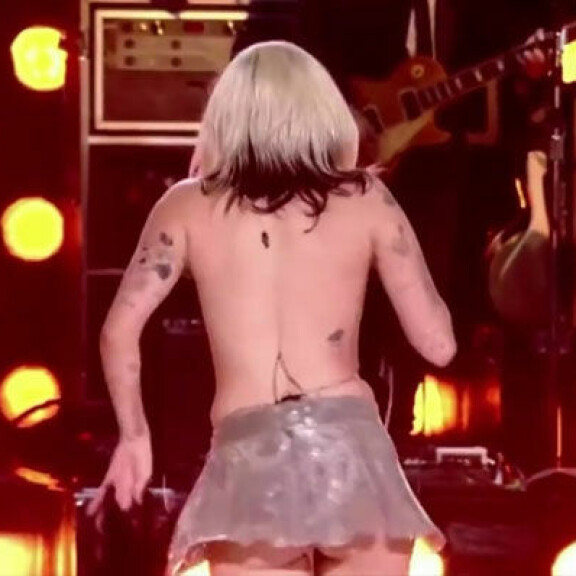 Miley lähti nopeasti rientämään lavan taakse. Samalla hän kuitenkin jatkoi laulamista. Miley Cyrus