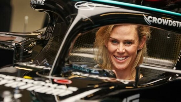 Mitä ihmettä tässä tapahtuu? Valtteri Bottaksen Tiffany-rakas ahtautui F1-ohjaamoon ja naamioitui poikaystäväkseen Tiffany Cromwell