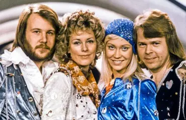 Nyt vilahtaa! Nuoriso ihastui Abban Agnethan 70-luvun paljastavaan asuun