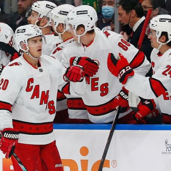 Carolina Hurricanesin supertähtisentteri Sebastian Aho joutui koronakaranteeniin Kanadassa. Carolina Hurricanesin supertähtisentteri Sebastian Aho sairastui koronavirukseen.