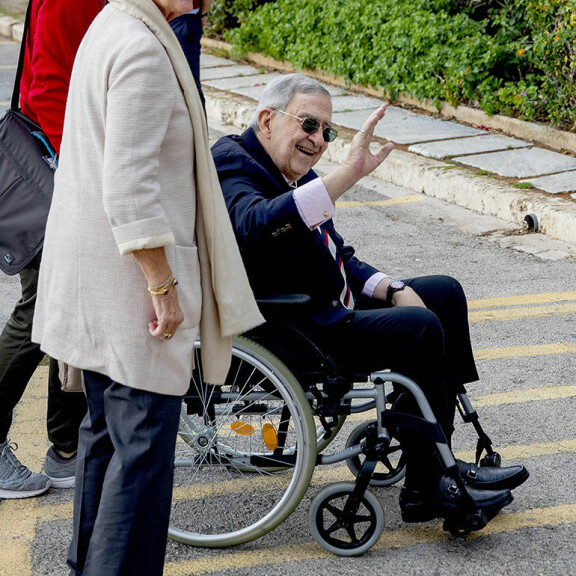 Terveysongelmiensa vuoksi Konstantin pysyttelee vaimonsa Anne-Marien kanssa enimmäkseen Kreikassa. Kreikan ex-hallitsijapari Konstantin ja Anne-Marie