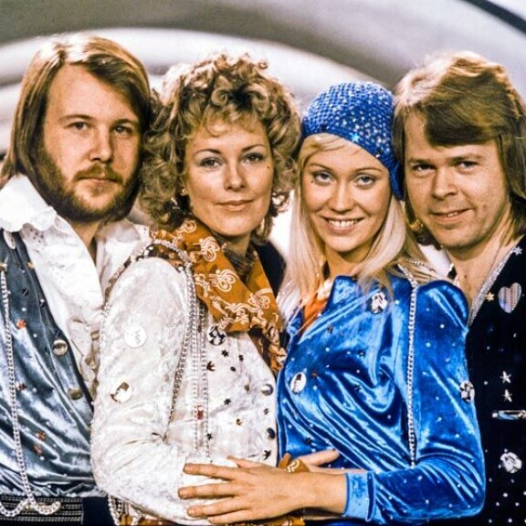 Benny ja Frida sekä Agnetha ja Björn olivat avioparit, mutta molemmat liitot kariutuivat jo Abban olemassaolon aikana. Benny ja Frida sekä Agnetha ja Björn olivat avioparit, mutta molemmat liitot kariutuivat jo Abban olemassaolon aikana.