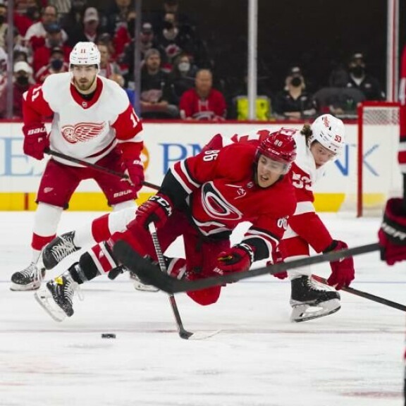 Kaksi syöttöpistettä saalistanut Teuvo Teräväinen taisteli hullun lailla Detroit Red Wingsiä vastaan. Kaksi syöttöpistettä saalistanut Teuvo Teräväinen taisteli hullun lailla Detroit Red Wingsiä vastaan.