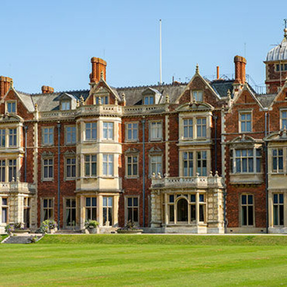 Sandringham sijaitsee noin kolmen tunnin ajomatkan päässä Lontoosta. Sandringhamin kartano