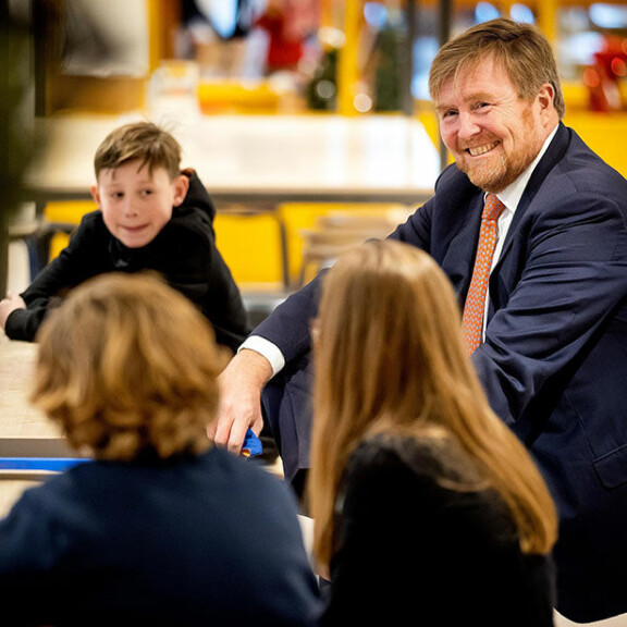Koronapandemia ei ole hidastanut Willem-Alexanderin työtahtia. Viime viikolla hän teki kouluvierailun. Kuningas Willem-Alexander