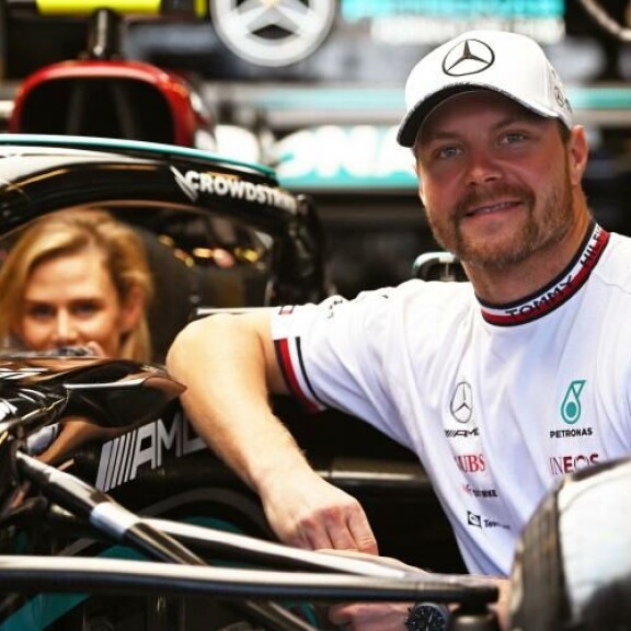 Valtteri poseerasi ylpeänä tyttöystävänsä hassuttelujen jälkeen. t