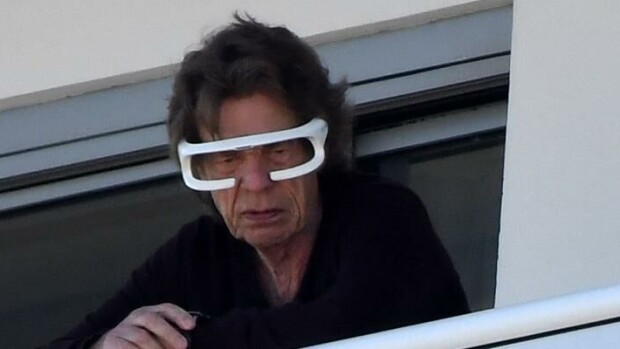 Rolling Stonesin keulakuva Mick Jagger, 78, herätti hilpeyttä hotellin parvekkeella - Ajoi partaansa futuristisissa laseissa! Mick Jagger