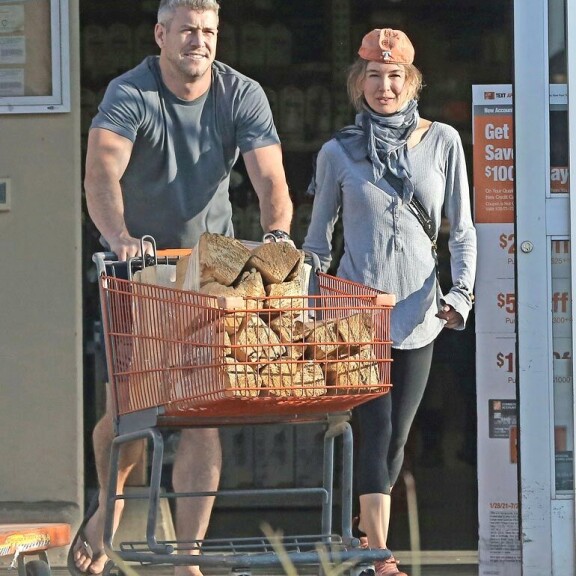 Renée ihastui Antiin Discovery+-kanavan Celebrity IOU Joyride -ohjelman kuvauksissa viime kesäkuussa. Renée ihastui Antiin Discovery+-kanavan Celebrity IOU Joyride -ohjelman kuvauksissa viime kesäkuussa.