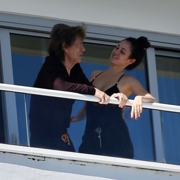 Mick ja Melanie halailivat parvekkeella onnellisen oloisina. m