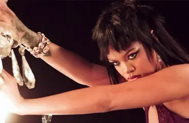 Barbadoksen vastanimetty kansallissankari Rihanna avasi joulukauden setillä tyrmääviä alusasukuvia: "Näytä, että olet tuhmien listalla"