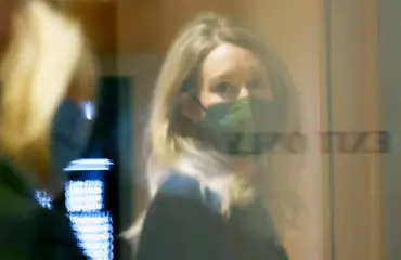 Kaikkien aikojen kallein katastrofisuhde? Miljardihuijauksesta syytetty Elizabeth Holmes vierittää vastuuta Theranos-skandaalista ex-kumppaninsa niskoille: ”Hän pakotti seksiin, halvensi minua ja vaati tuhoamaan minuuteni”