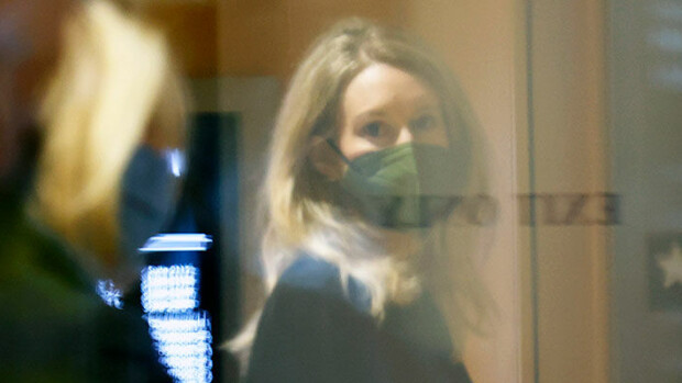 Kaikkien aikojen kallein katastrofisuhde? Miljardihuijauksesta syytetty Elizabeth Holmes vierittää vastuuta Theranos-skandaalista ex-kumppaninsa niskoille: ”Hän pakotti seksiin, halvensi minua ja vaati tuhoamaan minuuteni” Elizabeth