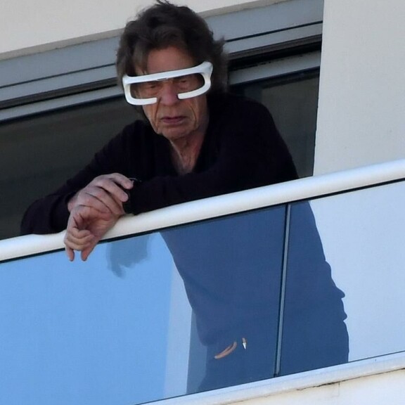 Sitten päähän löytyivät jättiläismäiset silmälasit. m