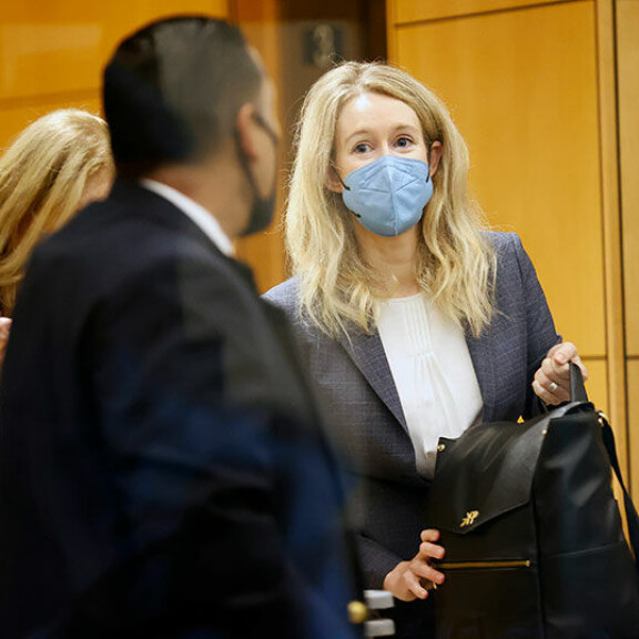 Elizabeth Holmes (kuvassa oikealla) oikeudenkäynnissä San Josessa, Kaliforniassa marraskuun alussa. Holmes