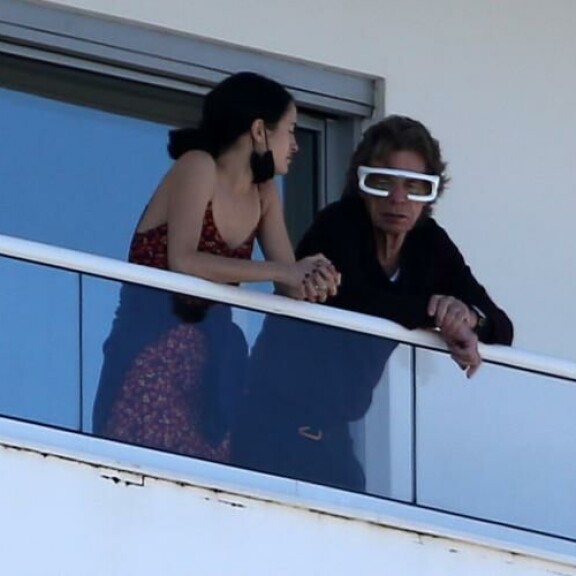 Melanie ei ollut miesystävänsä erikoisesta asusteesta moksiskaan. m