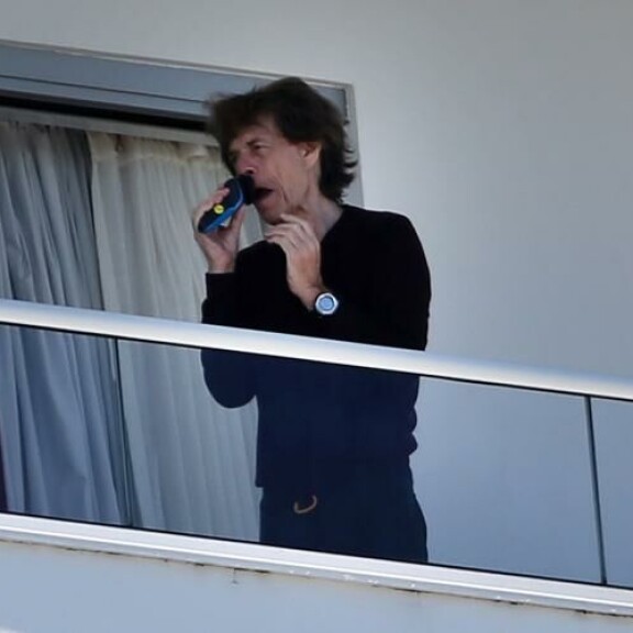 Seuraavaksi Mick tarttui parranajokoneeseen. m