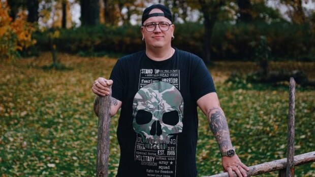 Vain elämää: Arttu Wiskarin muistisairas mummo laukoi rehellisen palautteen lapsenlapsestaan: 'Mummolla oli hyvä huumorintaju' Arttu Wiskari