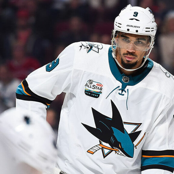 Evander Kane sai tänä syksynä pitkän pelikiellon väärennetyn koronarokotustodistuksen käyttämisestä. Kane