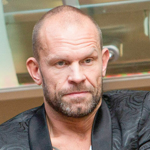 Oikeuden puheenjohtaja totesi istunnon alussa syyttäjälle, ettei Karalahden kantaa asiaan saada, koska hän ei ole tullut paikalle.  - Karalahti ei ole suostunut kommentoimaan asiaa myöskään esitutkinnassa, puheenjohtaja mainitsi. Jere Karalahti