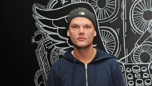 Tuore elämäkerta paljastaa Aviciin vanhempien vaikenemisen taustan: 'Pyrimme kertomaan siitäkin avoimesti' Avicii Tim Bergling