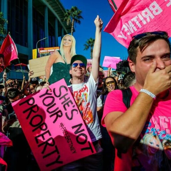 #FreeBritney -liike seisoi Britneyn takana. freebritney