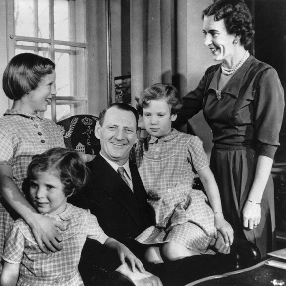 Prinsessat Margareeta, Anne-Marie ja Benedikte olivat onnellisen tietämättömiä isänsä alkoholismista. Tanskan kuningaspari Frederik ja Ingrid sekä prinsessat Margareeta, Anne-Marie ja Benedikte