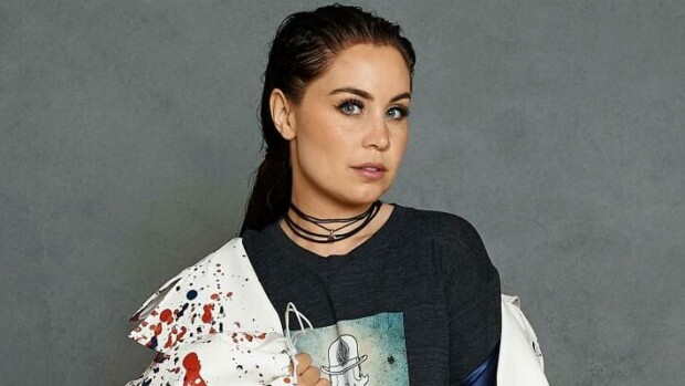 Anna Abreu riehaantui Vain elämää -ohjelmassa - rikkoi artisteille tärkeän laitteen: nolo tilanne tallentui tv-kameroille Anna Abreu