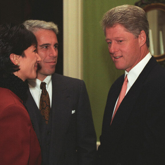 Bill Clinton kaveerasi Epsteinin kanssa vielä senkin jälkeen, kun tätä syytettiin lapsen seksuaalisesta hyväksikäytöstä. Bill Clinton, Jeffrey Epstein ja Ghislane Maxwell
