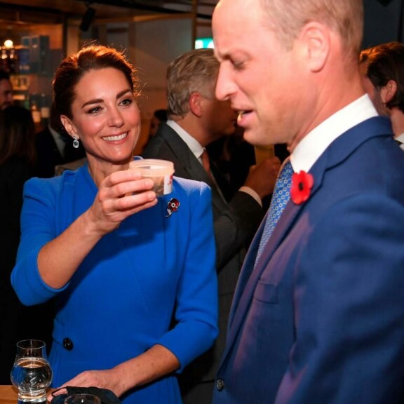 Herttuatar piteli suvereenisti toukkapurkkia, eikä sisältö näyttänyt haittaavan häntä. prinssi William, herttuatar Catherine