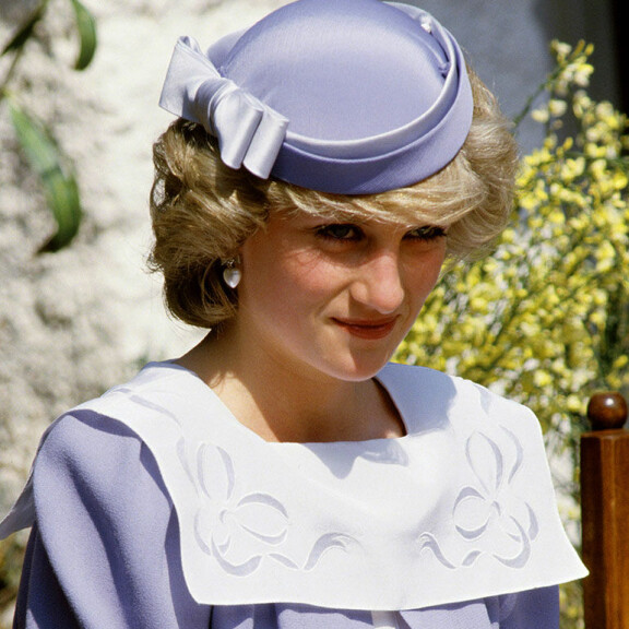 Diana oli nuori ja naiivi avioituessaan prinssi Charlesin kanssa, mikä voi selittää sen, että hän päätyi Epsteinin kaltaisen rikollisen seuraan. Prinsessa Diana
