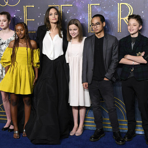 Angelina edusti yhdessä lastensa kanssa Eternals-leffan ensi-illassa Lontoossa. Kuvassa ovat Shiloh, Zahara, Vivienne, Maddox ja Knox. Kuvasta puuttuu perheen Pax-poika. Angelina Jolie ja Shiloh, Zahara, Vivienne, Pax ja Knox Pitt