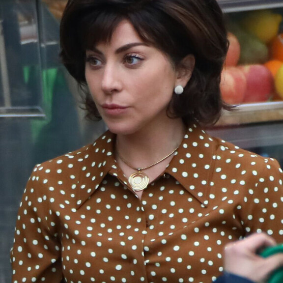 Gagalla itselläänkin on italialaisia sukujuuria. Hän kertoo ajatelleensa asiaa usein kuvauksissa. Tässä tähti on Milanossa kuvausten keskellä. Lady Gaga