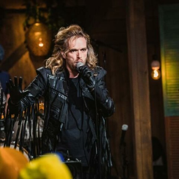 Anssi Kela säväytti kasarityylissä. Anssi Kela