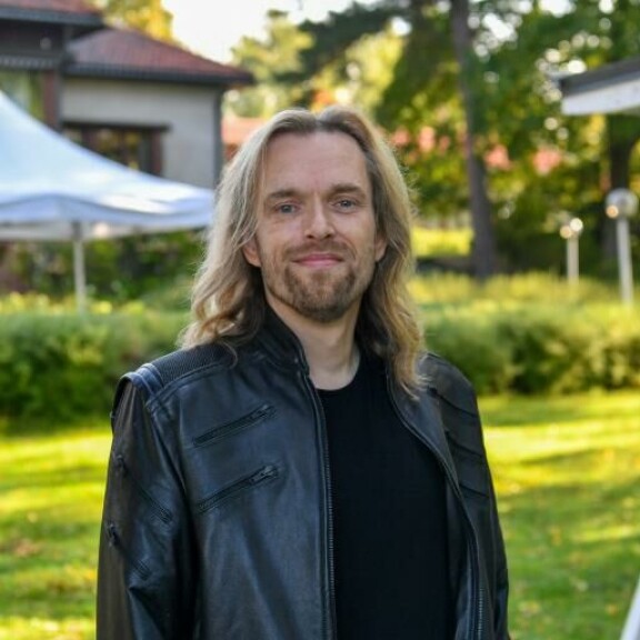 Yleensä Anssi Kela on kiharaton ja silmämeikitön. Anssi Kela