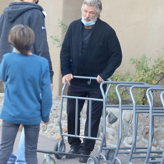 Alec Baldwin, pääkuvaajan leski ja heidän alakouluikäinen poikansa. Alec tapaaminen