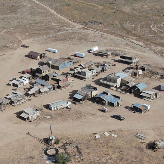 Elokuvan kuvauspaikka New Mexicossa, Santa Fen lähellä, on hiljentynyt tragedian jälkeen. Kuvauspaikka