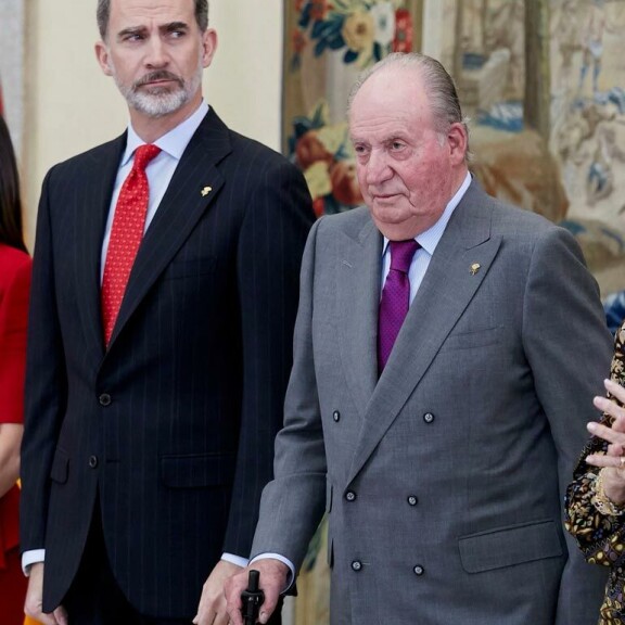 Kuningas Felipe peri isältään Juan Carlosilta skandaalinkäryssä nuhjaantuneen hovin. Kuningas Felipe peri isältään Juan Carlosilta skandaalinkäryssä nuhjaantuneen hovin.