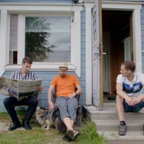 Stiinan puolisoehdokkaat odottelivat kärsivällisesti hänen saapumistaan. Stiinan puolisoehdokkaat odottelivat kärsivällisesti naisen saapumista.