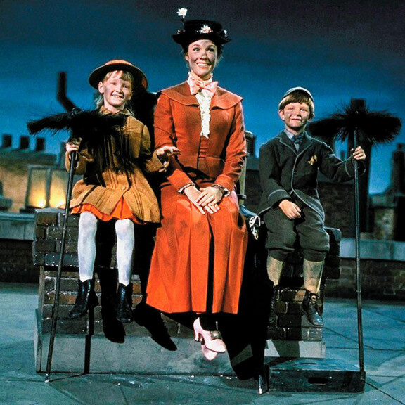 Juliesta tuli läheinen Maija Poppanen -elokuvan lasten kanssa. Lapsinäyttelijä Matthew (oik.) menehtyi vain 21-vuotiaana. Julie Andrews, Karen Dotrice ja Matthew Garber
