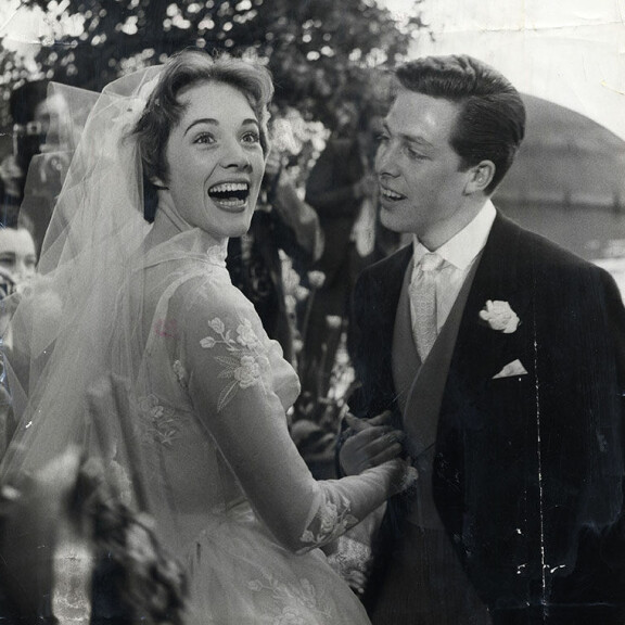 Julien ja Tony Waltonin liitto kesti kahdeksan vuotta. Pari erosi ystävinä. Julie Andrews ja Tony Walton