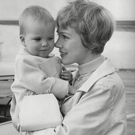 Päivät Julie teki elokuvia, illat ja viikonloput hän pyhitti esikoistyttärelleen Emmalle. Julie Andrews ja Emma Walton