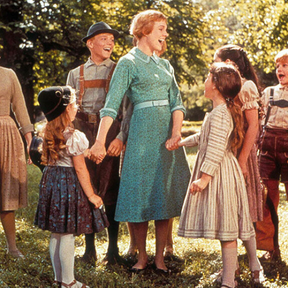1960-luvulla Julie pelkäsi, että elokuvamaailma tulisi tarjoamaan hänelle vain lastenhoitajan rooleja. Olihan niitä jo kaksi takana: Maija Poppanen ja The Sound of Music. Julie Andrews