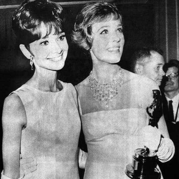 Julie nappasi vuonna 1965 Oscar-palkinnon kollegansa Audrey Hepburnin nenän edestä. Audrey Hepburn ja Julie Andrews