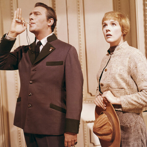Christopher Plummer ei kuvausten aikaan pitänyt Juliesta. Tämä oli hänen mielestään liian mukava ja kiltti, mikä ärsytti vastanäyttelijää. Christopher Plummer ja Julie Andrews