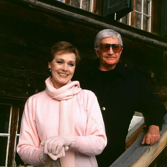 Julie ja Blake-puoliso alppitalonsa portailla 1990-luvun alussa. Julie Andrews ja Blake Edwards