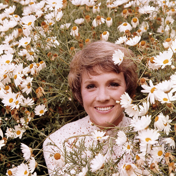 Julie kukkakedolla kesällä 1972. Julie Andrews