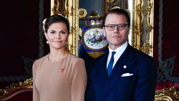 Prinsessa Victoria edusti suomalaisessa asussa! Ruotsin hovi sai harvinaisia vieraita – räkätauti riehuu kuningasperheessä Prinsessa Victoria
