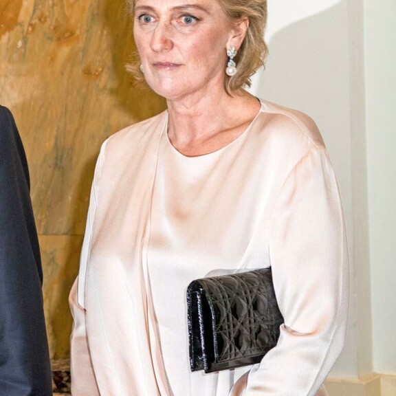 Astrid toipuu kotona urheilutapaturmasta. Astrid toipuu kotona urheilutapaturmasta.
