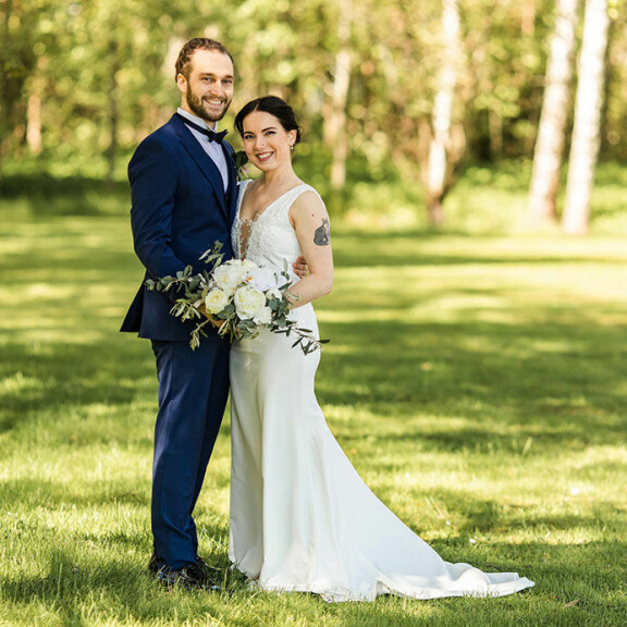 Viimeinenkin Ensitreffit alttarilla -pari saa toisensa - nyt osui ja upposi: 'Ilon itkuja on itketty' Ensitreffit-Henna ja Sami